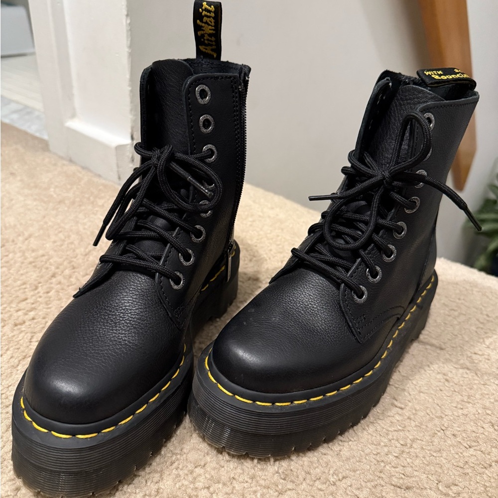 Dr. Martens Jadon III boot pisa leather platform boots